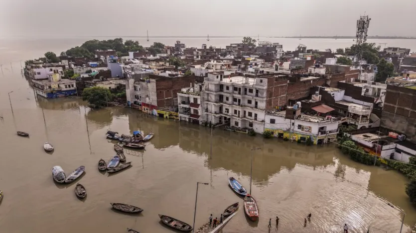 प्रयागराज में उफनती गंगा नदी के कारण आस-पास के इलाकों में बाढ़ आ गई है। यह तस्वीरें दारागंज की हैं। तस्वीरों में देखा जा सकता है कि कई बिल्डिंग के पहले फ्लोर तक पानी में डूब गए हैं। 