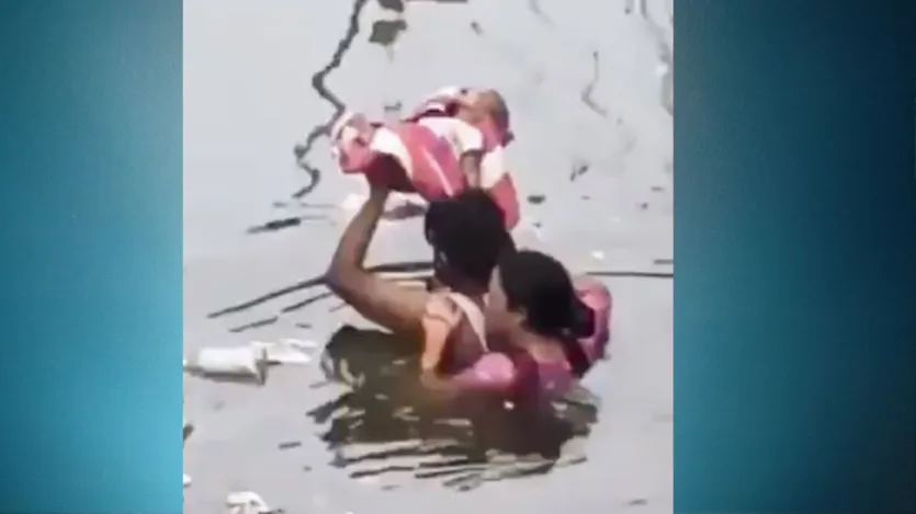 प्रयागराज में बाढ़ का पानी रोड पर भी आ गया है। इससे सड़कें पानी में डूब गई हैं। देखने पर ऐसा लग रहा है कि जैसे की यह तालाब है। बाढ़ग्रस्त सड़क से गुजरते हुए व्यक्ति की यह तस्वीर हैं। जिसमें दिख रहा है कि वह अपने बच्चे और पत्नी के साथ सुरक्षित स्थान पर जा रहा है।
