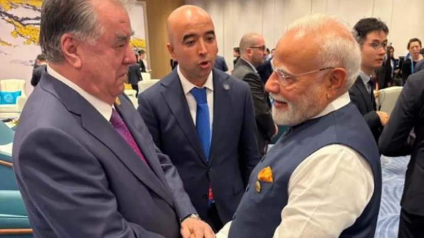 पीएम मोदी ने ताजिकिस्तान के राष्ट्रपति से मुलाकात की। उन्होंने लिखा कि श्री इमोमाली रहमोन से संवाद करना हमेशा सुखद अनुभव होता है। भारत के व्यापारिक और सांस्कृतिक संबंध निरंतर प्रगाढ़ हो रहे हैं, जो एक बहुत ही शुभ संकेत है। पीएम मोदी ने ताजिकिस्तान के राष्ट्रपति से मुलाकात की। उन्होंने लिखा कि श्री इमोमाली रहमोन से संवाद करना हमेशा सुखद अनुभव होता है। भारत के व्यापारिक और सांस्कृतिक संबंध निरंतर प्रगाढ़ हो रहे हैं, जो एक बहुत ही शुभ संकेत है।