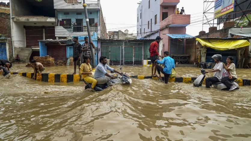 वाराणसी में गंगा नदी से सटे इलाकों में बाढ़ से जनजीवन अस्त-व्यस्त हो गया है। सड़कों पर कमर के बराबर पानी जमा हो गया है। 