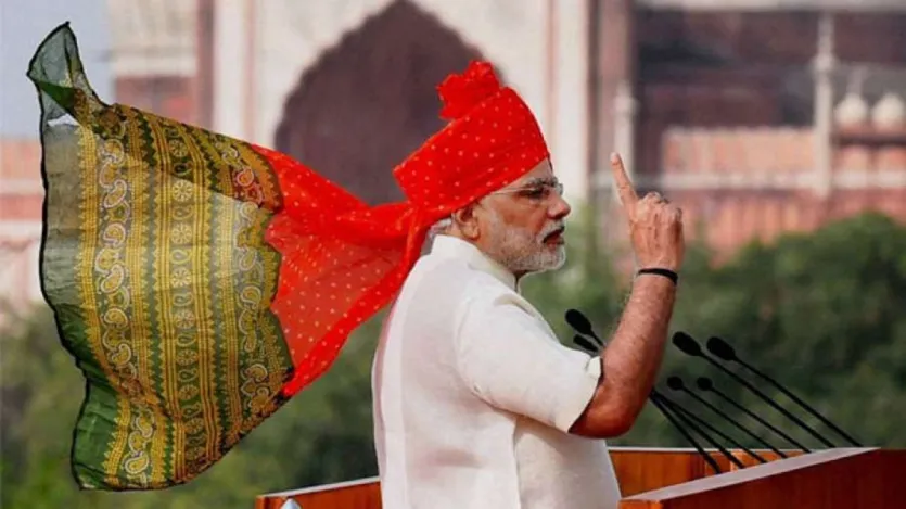 12 सालों में ऐसा रहा पीएम मोदी का लुक- 2014 में नरेंद्र मोदी ने प्रधानमंत्री के रूप में अपने पहले स्वतंत्रता दिवस पर पारंपरिक राजस्थानी बंधेज पगड़ी पहनी थी।

