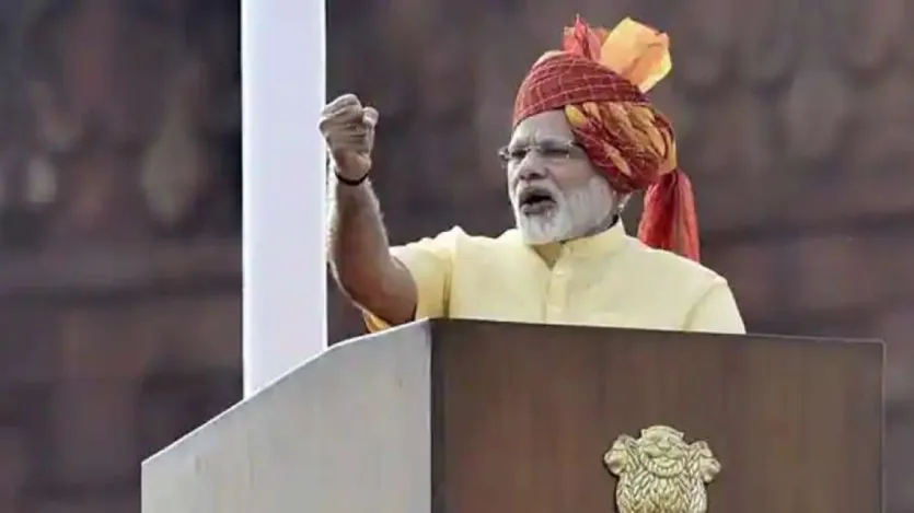 2017 में ज्यामितीय पैटर्न वाली चमकीली पीली पगड़ी पहनी थी। यह रंगीन पगड़ी सांस्कृतिक विरासत और राष्ट्रीय गौरव को दर्शाती है।