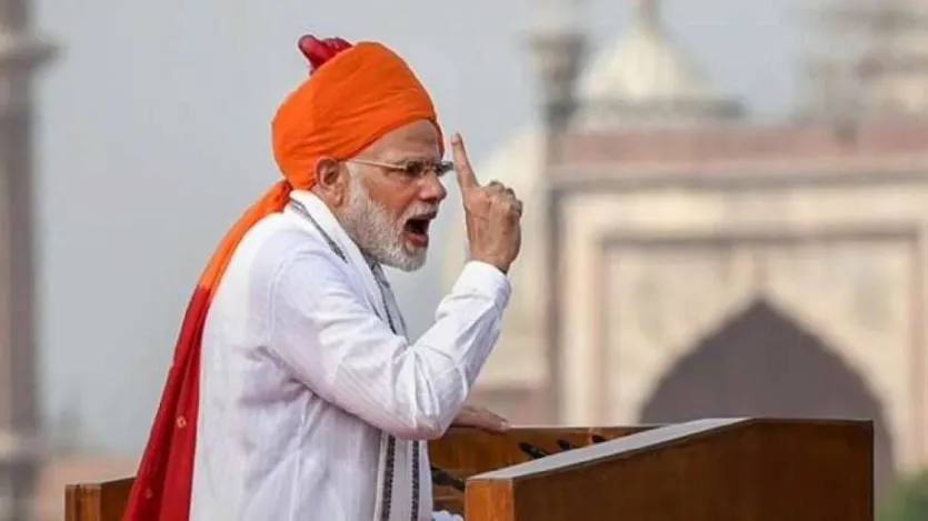 2018 में पीएम मोदी ने भगवा पगड़ी पहनी थी। भगवा रंग बलिदान और साहस का प्रतीक होता है। 