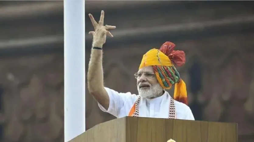 2019 में पीएम मोदी की पोशाक में परंपरा और आधुनिकता का मिश्रण था। जटिल कढ़ाई से सजी राजस्थानी पगड़ी राष्ट्रीय गौरव का प्रतीक थी।