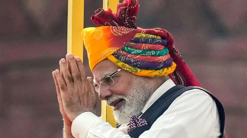 2023 में बांधनी प्रिंट वाली बहुरंगी राजस्थानी शैली की पगड़ी पहनी थी जिसमें पीले, हरे और लाल रंग के शेड शामिल थे। 