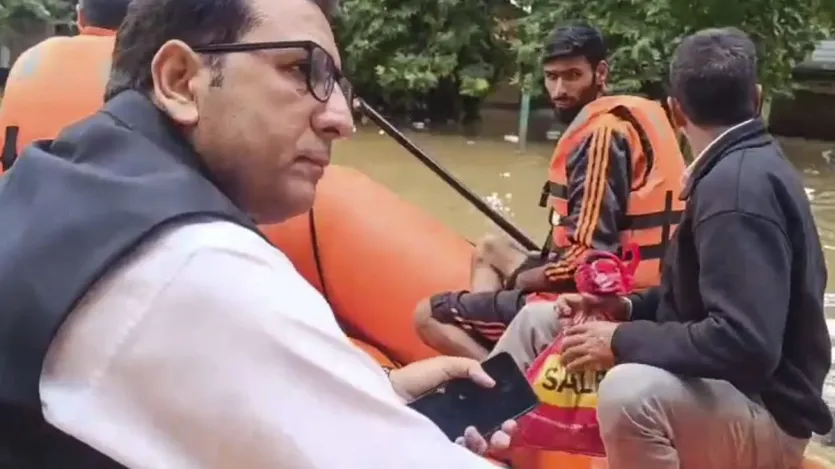 अनंतनाग में बाढ़ के पानी में कोर्ट परिसर भी डूब गया है। जिला जज ताहिर खुर्शीद रैना अनंतनाग कोर्ट में नाव से पहुंचे।