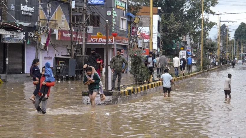 अनंतनाग में बाढ़ का पानी रोड पर आ गया है। इसकी वजह से लोगों को आने-जाने में परेशानी का सामना करना पड़ रहा है। 