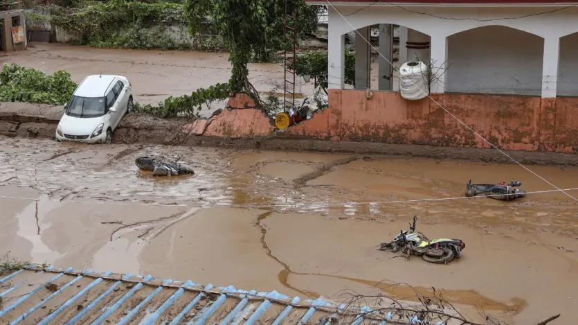 जम्मू में तवी नदी के पास भारी बारिश से बाढ़ प्रभावित क्षेत्र में मलबे में कई वाहन फंस गए हैं। ये सारे वाहन बहकर यहां तक पहुंचे हैं। 