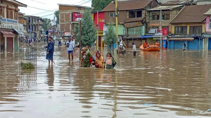 श्रीनगर में भारी बारिश के बाद रिहायशी इलाकों में बाढ़ का पानी घुस गया है। नाव से लोगों को सुरक्षित जगहों पर ले जाया जा रहा है। बारिश के बाद संबंधित घटनाओं में मरने वालों की संख्या बढ़कर 41 हो गई, जिनमें से अधिकतर लोग वो हैं, जो वैष्णो देवी मार्ग पर हुए भूस्खलन की चपेट में आ गए थे। 