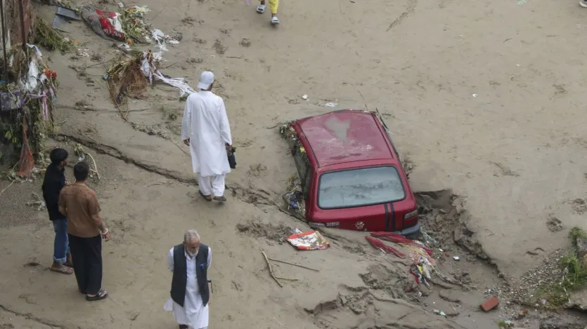  मुख्यमंत्री उमर अब्दुल्ला ने बुधवार को शहर का व्यापक दौरा किया और भारी मानसूनी बारिश और जम्मू क्षेत्र में आई बाढ़ के कारण हुए नुकसान का जायजा लिया। उमर अब्दुल्ला ने बुधवार को भगवती नगर में फोर्थ तवी ब्रिज, पुराने विश्वविद्यालय परिसर में स्थित साइंस कॉलेज, हरि सिंह पार्क और जम्मू के गुज्जर नगर के बाढ़ प्रभावित क्षेत्रों का भी निरीक्षण किया। 