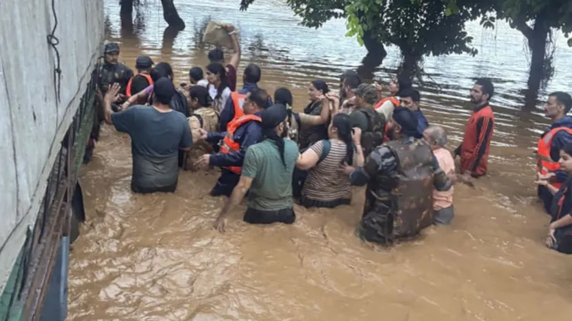 अधिकारियों ने बताया कि श्रीनगर में कुर्सू, राजबाग, बेमिना और सेकिदाफर के रिहायशी इलाकों में पानी घुस गया है, जबकि मुख्य अनंतनाग शहर के अधिकतर स्थानों पर भी बाढ़ का पानी रिहायशी और व्यावसायिक इलाकों में घुस गया है, जिससे बाजार जलमग्न हो गए हैं। 