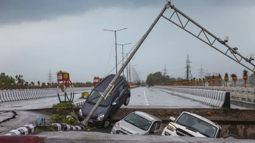 जम्मू के भगवती नगर में लगातार बारिश के बाद चौथे तवी पुल का एक हिस्सा क्षतिग्रस्त होने से वाहन फंसे। वहीं, जम्मू-श्रीनगर राष्ट्रीय राजमार्ग वाहनों की आवाजाही के लिए बंद रहा। 
