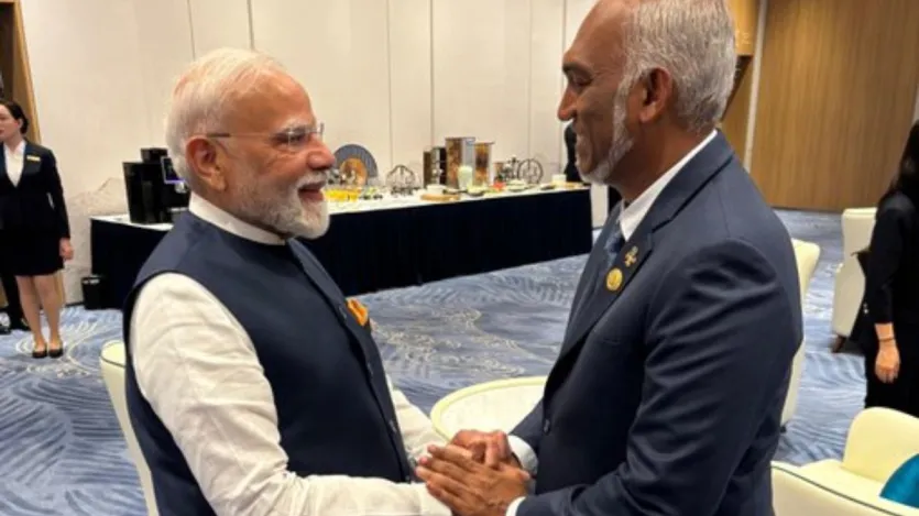 तियानजिन में पीएम मोदी और मालदीव के राष्ट्रपति मुइज़्ज़ु से संवाद हुआ। मोदी ने भारत और मालदीव के बीच विकास सहयोग को दोनों देशों की जनता के लिए अत्यंत लाभकारी बताया। तियानजिन में पीएम मोदी और मालदीव के राष्ट्रपति मुइज़्ज़ु से संवाद हुआ। मोदी ने भारत और मालदीव के बीच विकास सहयोग को दोनों देशों की जनता के लिए अत्यंत लाभकारी बताया।