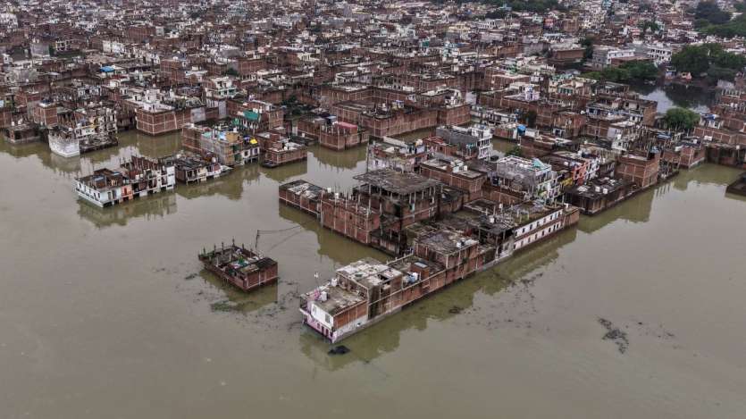 Photos: कॉलोनी में चल रही नाव, 1st फ्लोर तक भरा पानी, वाराणसी-प्रयागराज में बाढ़ की ये तस्वीरें देखी क्या?