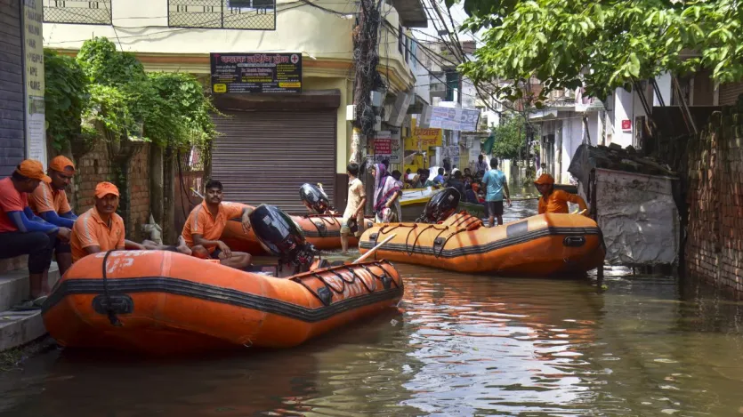 प्रयागराज में लोगों का रेस्क्यू करने के लिए NDRF की टीमें नाव से रिहायशी इलाकों में जा रही हैं और लोगों को सुरक्षित स्थानों पर पहुंचाया जा रहा है।