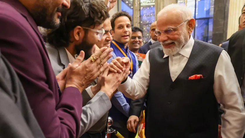 पीएम नरेंद्र मोदी की चीन में एक झलक पाने के लिए भारतीय लोग बेताब दिखे। प्रधानमंत्री ने सभी के पास जाकर उनका अभिवादन स्वीकार किया। पीएम नरेंद्र मोदी की चीन में एक झलक पाने के लिए भारतीय लोग बेताब दिखे। प्रधानमंत्री ने सभी के पास जाकर उनका अभिवादन स्वीकार किया।