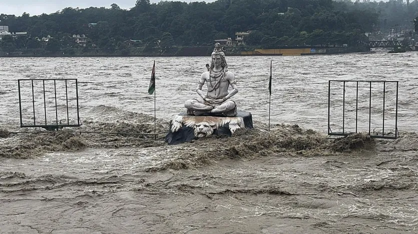 उत्तराखंड के ऋषिकेश में भी कई इलाके बाढ़ की चपेट में हैं। यहां परमार्थ निकेतन घाट पर उफनती गंगा नदी में भगवान शिव की एक मूर्ति डूब गई।

