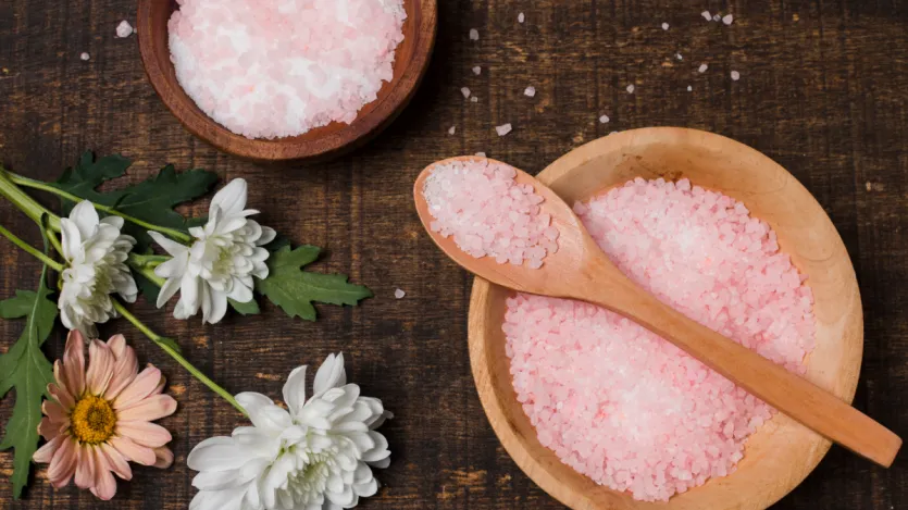 एप्सम सॉल्ट बाथ से शरीर में मैग्नीशियम का लेवल हाई होता है। जिससे मांसपेशियां रिलेक्स होती है। नींद में सुधार आता है और शरीर में हो रहे दर्द में भी राहत मिलती है। ये एक रिलेक्सिंग थैरेपी से कम नहीं है।