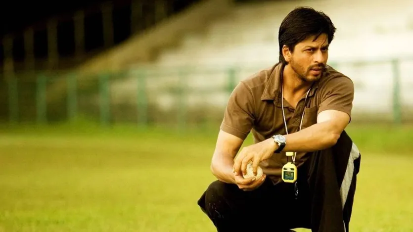 शाहरुख खान – चक दे! इंडिया (2007): शाहरुख खान ने हॉकी कोच कबीर खान के किरदार में खुद को पूरी तरह से ढाल लिया था। कबीर खान एक ऐसा हॉकी खिलाड़ी था जिसे बदनामी झेलनी पड़ी और बाद में वह भारतीय महिला हॉकी टीम का कोच बना। इस तरह से अपने जुनून और मेहनत के साथ, शाहरुख खान ने 'चक दे! इंडिया' को एक प्रेरणादायक क्लासिक बना दिया। शाहरुख खान – चक दे! इंडिया (2007): शाहरुख खान ने हॉकी कोच कबीर खान के किरदार में खुद को पूरी तरह से ढाल लिया था। कबीर खान एक ऐसा हॉकी खिलाड़ी था जिसे बदनामी झेलनी पड़ी और बाद में वह भारतीय महिला हॉकी टीम का कोच बना। इस तरह से अपने जुनून और मेहनत के साथ, शाहरुख खान ने 'चक दे! इंडिया' को एक प्रेरणादायक क्लासिक बना दिया।