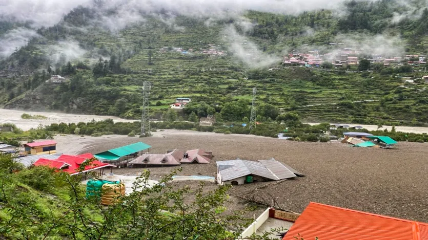यह भयावह था... हमने सीटियां बजाईं, चीखे, हाथ हिलाए लेकिन किसी को भी समझ नहीं आया कि क्या होने वाला है,'' 20 वर्षीय सुधांशु सेमवाल ने कहा, जो गंगोत्री राजमार्ग पर हरसिल से सिर्फ पांच किलोमीटर दूर धराली में पानी और मलबे के तेज बहाव को देखकर अभी भी सहमे हुए हैं। यह भयावह था... हमने सीटियां बजाईं, चीखे, हाथ हिलाए लेकिन किसी को भी समझ नहीं आया कि क्या होने वाला है,'' 20 वर्षीय सुधांशु सेमवाल ने कहा, जो गंगोत्री राजमार्ग पर हरसिल से सिर्फ पांच किलोमीटर दूर धराली में पानी और मलबे के तेज बहाव को देखकर अभी भी सहमे हुए हैं।