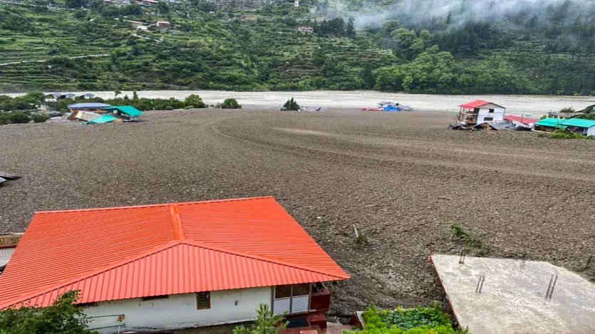 समाचार एजेंसी एएनआई द्वारा साझा किए गए तस्वीरों से पता चलता है कि उत्तरकाशी में बादल फटने की घटना के ग्राउंड ज़ीरो तक जाने वाली सड़क का एक बड़ा हिस्सा विनाशकारी बाढ़ में बह गया है, जिससे सबसे अधिक प्रभावित क्षेत्रों की ओर जा रहे बचाव दल को पहुंचने में भारी बाधा आ रही है। समाचार एजेंसी एएनआई द्वारा साझा किए गए तस्वीरों से पता चलता है कि उत्तरकाशी में बादल फटने की घटना के ग्राउंड ज़ीरो तक जाने वाली सड़क का एक बड़ा हिस्सा विनाशकारी बाढ़ में बह गया है, जिससे सबसे अधिक प्रभावित क्षेत्रों की ओर जा रहे बचाव दल को पहुंचने में भारी बाधा आ रही है।