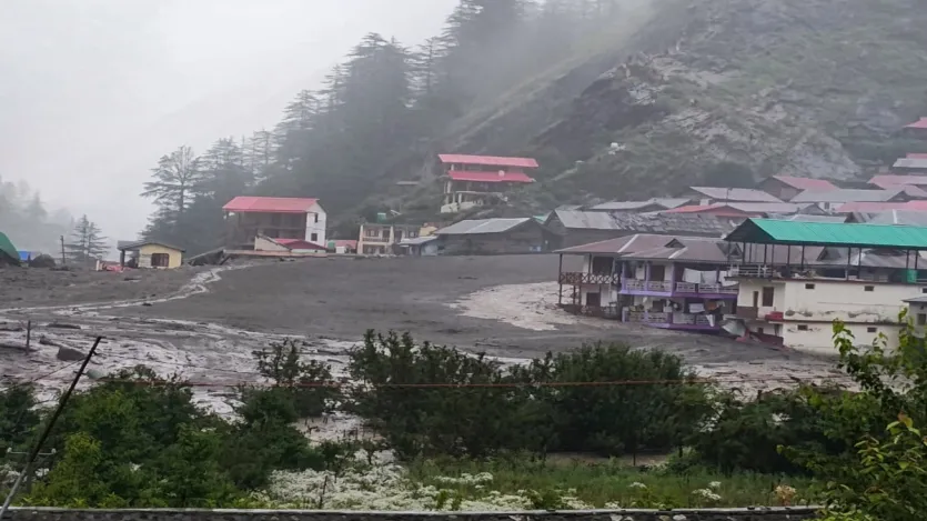 धराली और सुखी टॉप में दो अलग-अलग बादल फटने से पूरे क्षेत्र में अफरा-तफरी मच गई, जिसका सबसे बुरा असर धराली उत्तरकाशी पर पड़ा। इलाके से आए दृश्य व्यापक तबाही दिखाते हैं, कीचड़ भरी बाढ़ बस्तियों को चीरती हुई अपने पीछे विनाश के निशान बयां कर रही है। धराली और सुखी टॉप में दो अलग-अलग बादल फटने से पूरे क्षेत्र में अफरा-तफरी मच गई, जिसका सबसे बुरा असर धराली उत्तरकाशी पर पड़ा। इलाके से आए दृश्य व्यापक तबाही दिखाते हैं, कीचड़ भरी बाढ़ बस्तियों को चीरती हुई अपने पीछे विनाश के निशान बयां कर रही है।