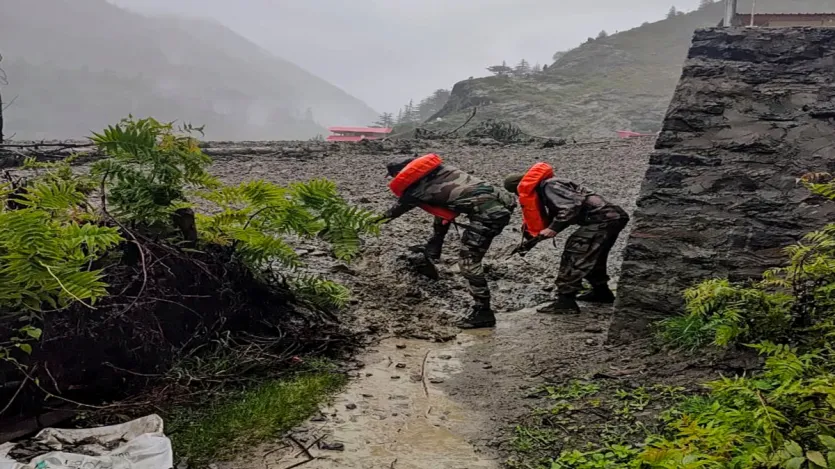 उत्तरकाशी में बाढ़ प्रभावित धराली के पास मुखबा गांव के लोगों ने दहशत और लाचारी के बारे में बताया और इसकी तुलना 2013 की विनाशकारी उत्तराखंड आपदा से की। उत्तरकाशी में बाढ़ प्रभावित धराली के पास मुखबा गांव के लोगों ने दहशत और लाचारी के बारे में बताया और इसकी तुलना 2013 की विनाशकारी उत्तराखंड आपदा से की।