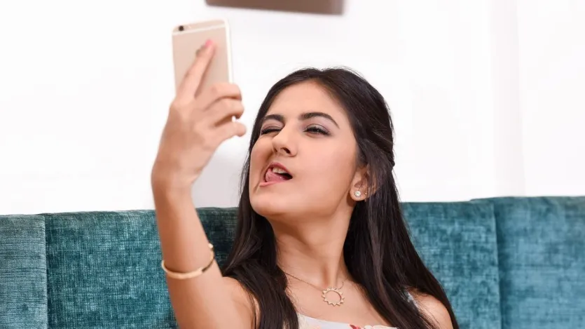 सोशल मीडिया के जमाने में सेल्फी का क्रेज लोगों के सिर चढ़कर बोल रहा है। हालांकि कई बार परफेक्ट सेल्फी के चक्कर में लोगों को अपनी जान तक से हाथ धोना पड़ा है। आज हम आपको 10 ऐसे देशों के बारे में बता रहे हैं, जहां सेल्फी लेने के चक्कर में सबसे ज्यादा जानें गई हैं: सोशल मीडिया के जमाने में सेल्फी का क्रेज लोगों के सिर चढ़कर बोल रहा है। हालांकि कई बार परफेक्ट सेल्फी के चक्कर में लोगों को अपनी जान तक से हाथ धोना पड़ा है। आज हम आपको 10 ऐसे देशों के बारे में बता रहे हैं, जहां सेल्फी लेने के चक्कर में सबसे ज्यादा जानें गई हैं: