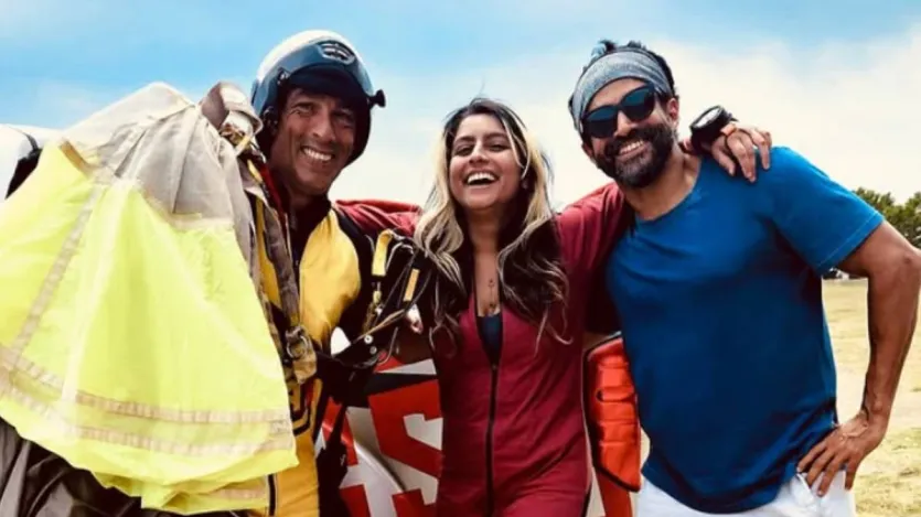 फरहान अख्तर 4 साल बाद फिल्म '120 बहादुर' के साथ बड़े पर्दे पर धमाकेदार वापसी के लिए पूरी तरह तैयार हैं। यह फिल्म भारतीय सैन्य इतिहास के सबसे वीरतापूर्ण और अनदेखे अध्यायों में से एक - 1962 के भारत-चीन युद्ध के दौरान रेजांग ला की लड़ाई पर आधारित है। फिल्म का बहुप्रतीक्षित टीज़र मंगलवार, 5 अगस्त, 2025 को जारी किया जाएगा, जो दर्शकों को साहस और बलिदान की इस अनकही गाथा की पहली झलक दिखाएगा। (फोटो साभार-Instagram@faroutakhtar) फरहान अख्तर 4 साल बाद फिल्म '120 बहादुर' के साथ बड़े पर्दे पर धमाकेदार वापसी के लिए पूरी तरह तैयार हैं। यह फिल्म भारतीय सैन्य इतिहास के सबसे वीरतापूर्ण और अनदेखे अध्यायों में से एक - 1962 के भारत-चीन युद्ध के दौरान रेजांग ला की लड़ाई पर आधारित है। फिल्म का बहुप्रतीक्षित टीज़र मंगलवार, 5 अगस्त, 2025 को जारी किया जाएगा, जो दर्शकों को साहस और बलिदान की इस अनकही गाथा की पहली झलक दिखाएगा। (फोटो साभार-Instagram@faroutakhtar)
