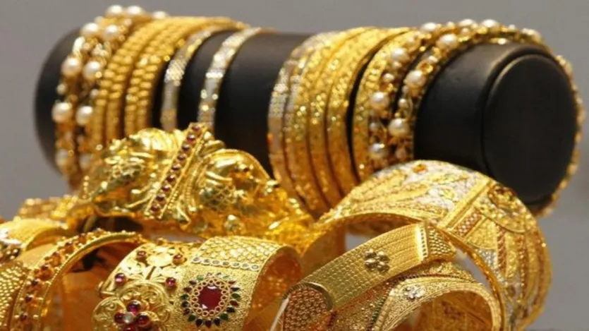 भारत के बाद स्वर्ण भंडार के मामले में जापान का नाम आता है और वह दुनिया के स्वर्ण भंडार रखने वाले देशों में नौवें नंबर पर है। जापान के पास 846 टन सोना है, जबकि 10वें नंबर पर तुर्किये है जिसके पास 623 टन सोना है। सबसे कम सोना बुल्गारिया के पास है, मात्र 41 टन सोना।
(ये आंकड़े वर्ल्ड गोल्ड काउंसिल की 2 मई तक की नवीनतम रैंकिंग के अनुसार दर्शाए गए हैं। जानकारी वर्ल्ड ऑफ स्टैटिटिकस के आधार पर) भारत के बाद स्वर्ण भंडार के मामले में जापान का नाम आता है और वह दुनिया के स्वर्ण भंडार रखने वाले देशों में नौवें नंबर पर है। जापान के पास 846 टन सोना है, जबकि 10वें नंबर पर तुर्किये है जिसके पास 623 टन सोना है। सबसे कम सोना बुल्गारिया के पास है, मात्र 41 टन सोना।
(ये आंकड़े वर्ल्ड गोल्ड काउंसिल की 2 मई तक की नवीनतम रैंकिंग के अनुसार दर्शाए गए हैं। जानकारी वर्ल्ड ऑफ स्टैटिटिकस के आधार पर)