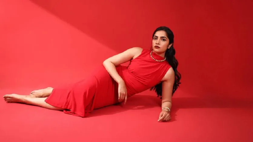 ऋषभ ने पहला लुक शेयर करते हुए बताया कि इस पौराणिक कथा में रुक्मिणी वसंत ‘कनकवती’ के किरदार में नजर आएंगी। उन्होंने सोशल मीडिया प्लेटफॉर्म्स पर ये जानकारी साझा की है। पोस्टर में रुक्मिणी पारंपरिक भारतीय परिधान में नजर आ रही हैं। उन्होंने हरे और लाल रंग की साड़ी पहन रखी है और भारी आभूषणों से सजी हैं। एक महल के अंदर खड़ी रुक्मिणी चेहरे पर शांत मुस्कान के साथ दर्शकों का ध्यान खींच रही हैं। इस भव्य रूप में उनका राजसी अंदाज देखते ही बनता है।