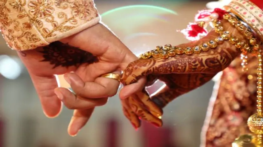 समय के साथ, शादी के रूप और इसके नियम बदलते रहे हैं। कई समाजों में शादी को धार्मिक या कानूनी समारोहों द्वारा मान्यता दी गई। इन समारोहों ने रिश्ते को सामाजिक रूप से स्वीकार्य और वैध बनाया।
समय के साथ, शादी के रूप और इसके नियम बदलते रहे हैं। कई समाजों में शादी को धार्मिक या कानूनी समारोहों द्वारा मान्यता दी गई। इन समारोहों ने रिश्ते को सामाजिक रूप से स्वीकार्य और वैध बनाया।