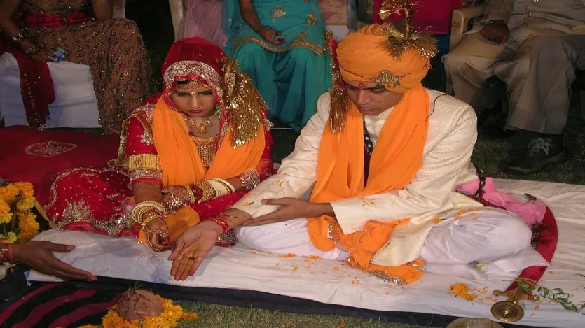 इतिहास में सबसे पहले शादी किसने की, इस बारे में तो ठीक ठीक जानकारी नहीं है क्योंकि शादी की अवधारणा सदियों पुरानी है और इसका कोई लिखित रिकॉर्ड नहीं है। शादी की शुरुआत किसी एक दिन या जगह पर नहीं हुई, बल्कि यह मानव समाज के विकास के साथ धीरे-धीरे विकसित हुई।
इतिहास में सबसे पहले शादी किसने की, इस बारे में तो ठीक ठीक जानकारी नहीं है क्योंकि शादी की अवधारणा सदियों पुरानी है और इसका कोई लिखित रिकॉर्ड नहीं है। शादी की शुरुआत किसी एक दिन या जगह पर नहीं हुई, बल्कि यह मानव समाज के विकास के साथ धीरे-धीरे विकसित हुई।