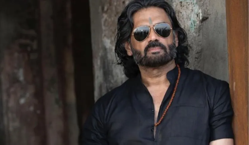 सुनील शेट्टी ने अपने दम पर अपना नाम बनाया और दुनिया भर में अपनी एक्टिंग के साथ-साथ फिटनेस से सभी को अपना दीवाना बना दिया। बॉलीवुड के अन्ना यानी सुनील शेट्टी ने साल 2013 में अपने डेकोरेशन शोरूम के लॉन्च इवेंट में खुलासा किया था कि उनके पिता ने जिस होटल में काम किया वो उन्होंने खरीद लिया था। सुनील ने यह भी बताया था कि उन्होंने वह होटल खरीदकर पिता को गिफ्ट कर दिया।