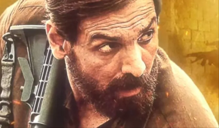 'तेहरान' की कहानी दिल्ली पुलिस के एक अधिकारी एसीपी राजीव कुमार (जॉन अब्राहम) के इर्द-गिर्द घूमती है जो ईरान और इजराइल से जुड़े एक बम विस्फोट की जांच कर रहा है। वह अंतरराष्ट्रीय जासूसी के गंदे कामों का पर्दाफाश करता है और खुद को अलग-थलग पाता है जो उसे गुंडागर्दी करने पर मजबूर करता है। इस एक्शन-थ्रिलर में मानुषी छिल्लर और नीरू बाजवा भी हैं।