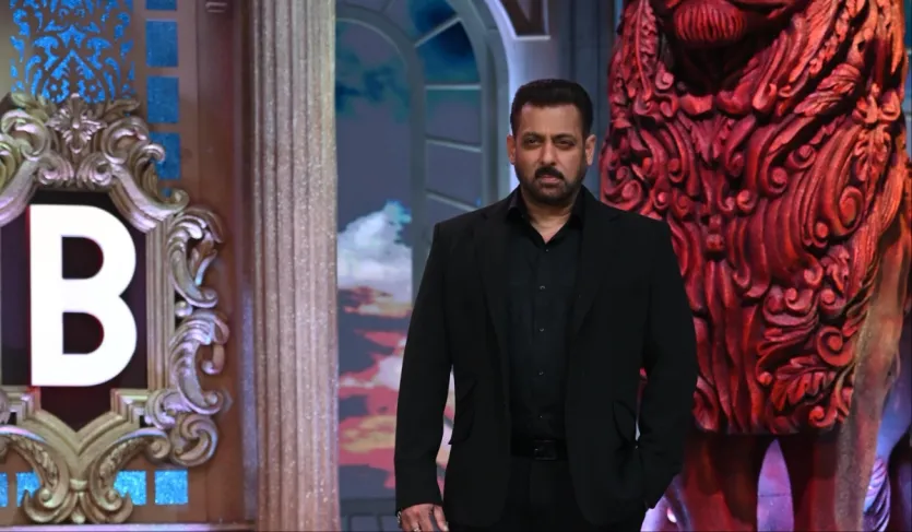 बिग बॉस 19 का प्रीमियर 24 अगस्त, 2025 को होने वाला है। हर साल दर्शक घर के डिजाइन को जानने के लिए उत्सुक रहते हैं। ऐसे में अब सलमान खान के शो के बिग बॉस सीजन 19 के घर का लुक सामने आ चुका है। ग्रैंड प्रीमियर से पहले नए घर की झलक यहां देखें...