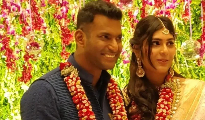 साउथ के जाने-माने अभिनेता-निर्माता विशाल पिछले दिनों अनीशा अल्ला रेड्डी के साथ अपने रिश्ते को लेकर सुर्खियों में रहे थे। वहीं, दोनों स्टार फिल्म इंडस्ट्री में भी अपनी फिल्मों को लेकर भी चर्चा में हैं। एक्टर अपनी दूसरी शादी की वजह से जैसे ही खबरों में आए तो लोगों को उनकी पहली मंगेतर अनीशा अल्ला रेड्डी की याद आ गईं जो सुर्खियों से दूर एक अलग जिंदगी जी रही हैं। प्रशंसक सोच रहे हैं कि ब्रेकअप के बाद वह कहां चली गईं? साउथ के जाने-माने अभिनेता-निर्माता विशाल पिछले दिनों अनीशा अल्ला रेड्डी के साथ अपने रिश्ते को लेकर सुर्खियों में रहे थे। वहीं, दोनों स्टार फिल्म इंडस्ट्री में भी अपनी फिल्मों को लेकर भी चर्चा में हैं। एक्टर अपनी दूसरी शादी की वजह से जैसे ही खबरों में आए तो लोगों को उनकी पहली मंगेतर अनीशा अल्ला रेड्डी की याद आ गईं जो सुर्खियों से दूर एक अलग जिंदगी जी रही हैं। प्रशंसक सोच रहे हैं कि ब्रेकअप के बाद वह कहां चली गईं?