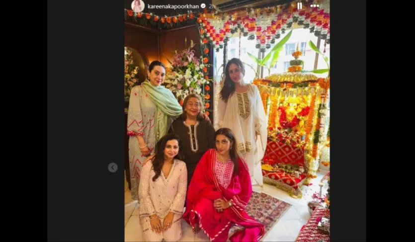 在另一張照片中,看到卡雷娜(Kareena)與母親巴比塔(Babita)和姐姐卡里希瑪(Karishma)一起拍攝了一群人。甘尼薩(Ganesha)的偶像就放在他旁邊,裡面裝飾著萬壽菊花。 在另一張照片中,看到卡雷娜(Kareena)與母親巴比塔(Babita)和姐姐卡里希瑪(Karishma)一起拍攝了一群人。甘尼薩(Ganesha)的偶像就放在他旁邊,裡面裝飾著萬壽菊花。
