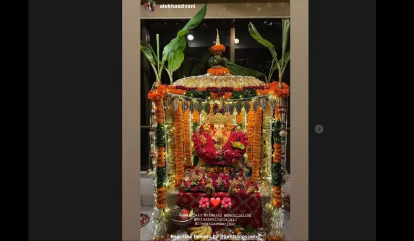 Kapoor家族在周日一起慶祝Ganesh Chaturthi。 Kareena Kapoor還在她的父親Randhir Kapoor的家中慶祝了Ganpati音樂節的照片。 Armaan Jain也參加了他的堂兄Adar Jain和Armaan Jain,以及Armaan的妻子Anisa Malhotra Jain和Alekha Advani Anisa Malhotra Jain和Alekha Advani。 週日,卡普爾一家一起慶祝了Ganesh Chaturthi。 Kareena Kapoor還在她的父親Randhir Kapoor的家中慶祝了Ganpati音樂節的照片。 Armaan Jain也參加了他的堂兄Adar Jain和Armaan Jain,以及Armaan的妻子Anisa Malhotra Jain和Alekha Advani Anisa Malhotra Jain和Alekha Advani。