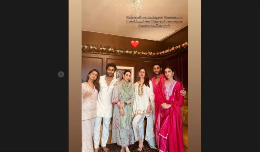 卡雷娜(Kareena)在她的Instagram故事上分享了一張小組照片,其中她穿著白色薩爾瓦(Salwar)西裝。他的妹妹卡里希瑪(Karishma)穿著淺綠色的薩爾瓦(Salwar)西裝站在他旁邊。阿達爾(Adar)和亞歷克(Alekha)站在卡里希瑪(Karishma)旁邊的一件匹配的白色服裝,而Armaan和Anisa則站在另一側的粉紅色服裝中。 卡雷娜(Kareena)在她的Instagram故事上分享了一張小組照片,其中她穿著白色薩爾瓦(Salwar)西裝。他的妹妹卡里希瑪(Karishma)穿著淺綠色的薩爾瓦(Salwar)西裝站在他旁邊。阿達爾(Adar)和亞歷克(Alekha)站在卡里希瑪(Karishma)旁邊的一件匹配的白色服裝,而Armaan和Anisa則站在另一側的粉紅色服裝中。