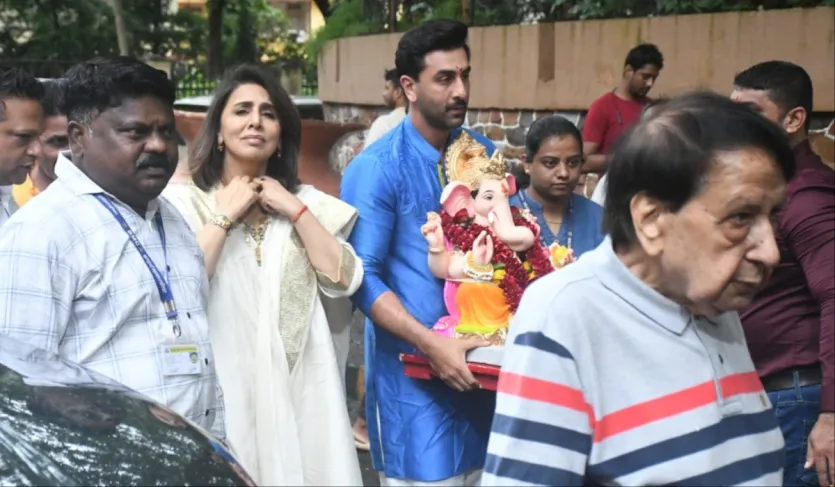 阿里亞·巴特(Alia Bhatt)和蘭比爾·卡普爾(Ranbir Kapoor)和每次都歡迎甘尼薩(Lord Ganesha)在他們的家中,並以充分的奉獻和喜悅慶祝了Ganesh Chaturthi。然而,五天后,蘭比爾·卡普爾(Ranbir Kapoor)和他的母親尼埃圖·卡普爾(Neetu Kapoor)對巴帕說了再見。在此期間,看到演員進行甘帕蒂沉浸的儀式。 阿里亞·巴特(Alia Bhatt)和蘭比爾·卡普爾(Ranbir Kapoor)和每次都歡迎甘尼薩(Lord Ganesha)在他們的家中,並以充分的奉獻和喜悅慶祝了Ganesh Chaturthi。然而,五天后,蘭比爾·卡普爾(Ranbir Kapoor)和他的母親尼埃圖·卡普爾(Neetu Kapoor)對巴帕說了再見。在此期間,看到演員進行甘帕蒂沉浸的儀式。