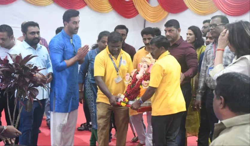 Ganpati Visarjan 2025,蘭比爾,穿著藍色的庫爾塔和白色睡衣看起來極為猛烈。同時,看到Neetu Kapoor穿著白色和金色的西裝。 8月27日,阿里亞·巴特(Alia Bhatt)和蘭比爾(Ranbir)在他們家中歡迎甘帕蒂·巴帕(Ganpati Bappa)。 Ganpati Visarjan 2025,蘭比爾,穿著藍色的庫爾塔和白色睡衣看起來極為猛烈。同時,看到Neetu Kapoor穿著白色和金色的西裝。 8月27日,阿里亞·巴特(Alia Bhatt)和蘭比爾(Ranbir)在他們家中歡迎甘帕蒂·巴帕(Ganpati Bappa)。
