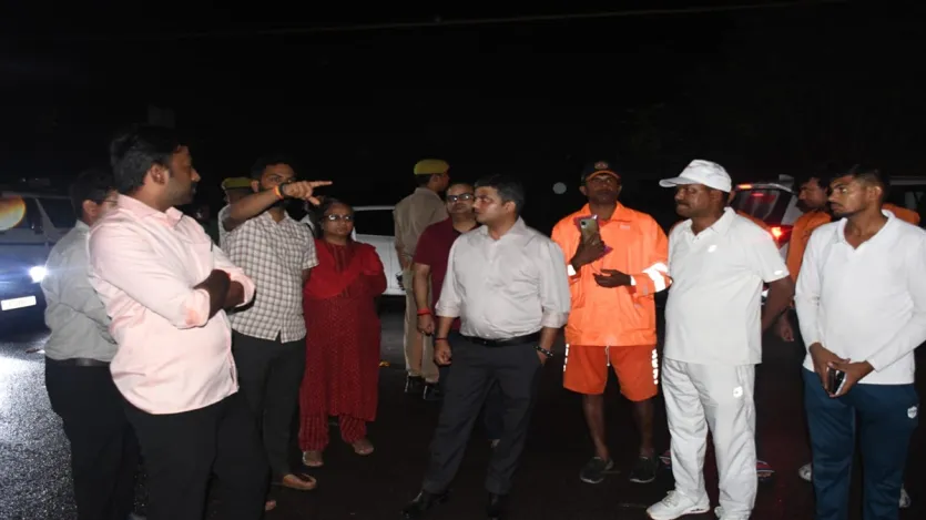 देर रात DM मनीष वर्मा ने बोट से बाढ़ ग्रस्त इलाकों का किया दौरा फंसे लोगो को निकलवाया।