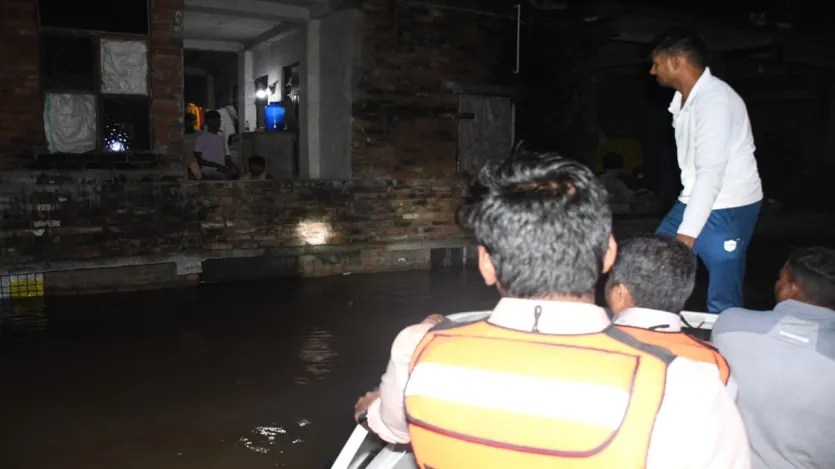 संगम नगरी प्रयागराज में ऐसी बाढ़ आई कि अब पता लगाना मुश्किल है कि कहां गंगा और कहां यमुना हैं। 