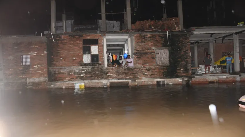 संगम नगरी प्रयागराज के पहचान वाले तमाम इलाके बाढ़ में डूब चुके हैं। जिस संगम नगरी में 7 महीने पहले पैर रखने की जगह नहीं थी, वहां अब सिर्फ पानी है। 
