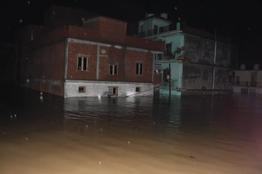प्रयागराज में सभी घाट गंगा में समा गए हैं। हालत इतने खराब हैं कि संगम किनारे के इलाकों में नदी का पानी लोगों के घरों तक पहुंच गया है।