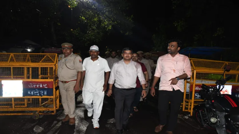 बाढ़ के हालात पर जिलाधिकारी मनीष वर्मा की पूरी नजर बनी हुई है। बाढ़ से ग्रामीणों का रेस्क्यू करने के लिए प्रशासन और NDRF की टीमें 24x7 रेस्क्यू में जुटी हुई हैं।