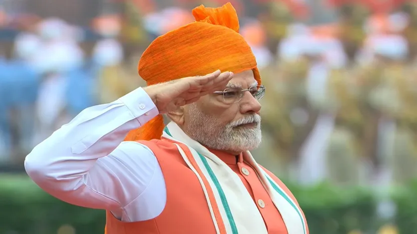 2025 में आजादी के जश्न को मनाने के लिए इस बार पीएम मोदी ने भगवा रंग का चुनाव किया। इस मौके पर वह ऐसे परिधान में नजर आएं, जिसका ज्यादातर हिस्सा भगवा यानी नारंगी रंग का था।