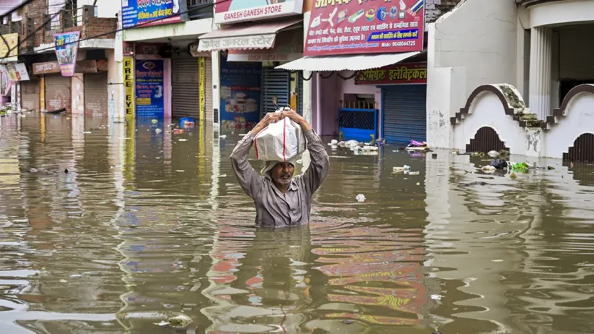 प्रयागराज में गंगा के तट पर सैकड़ों मकानों में बाढ़ का पानी घुस गया है। बाजार भी डूब चुके हैं। प्रशासन अलर्ट मोड पर है, लोगों को सावधान रहने को कहा गया है। 