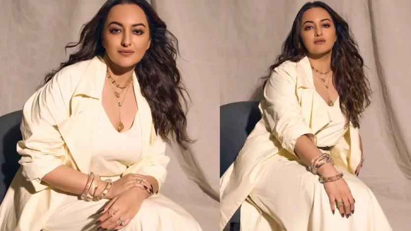 सोनाक्षी सिन्हा की पहली तेलुगु फिल्म 'जटाधार' का टीजर आखिरकार रिलीज हो गया है। अभिनेत्री सुधीर बाबू के साथ इस फिल्म में अभिनय कर रही हैं, जो रहस्य, जादू और ड्रामा से भरपूर एक डार्क, अलौकिक महाकाव्य जैसा लग रहा है। एक मिनट 12 सेकंड के इस टीजर में सुधीर बाबू एक शक्तिशाली किरदार के रूप में दिखाई दे रहे हैं जो बलिदान से पैदा हुआ है। जबकि सोनाक्षी सिन्हा एक अभूतपूर्व रूप में लालच से निर्मित एक रहस्यमयी व्यक्ति के रूप में दिखाई दे रही हैं। टीजर दोनों के बीच एक जबरदस्त मुकाबले का संकेत देता है। (फोटो साभार-Instagram@aslisona)
